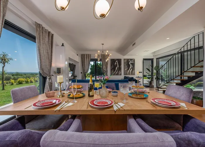 Lux Zadarvillas וילה *